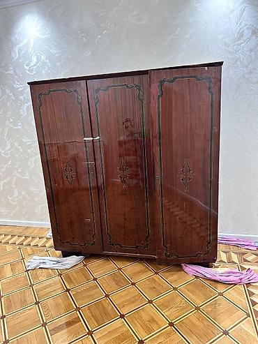 Klassik üslublu 3 qapılı taxta geyim dolabı - 4 rəfi var. hal hazırda