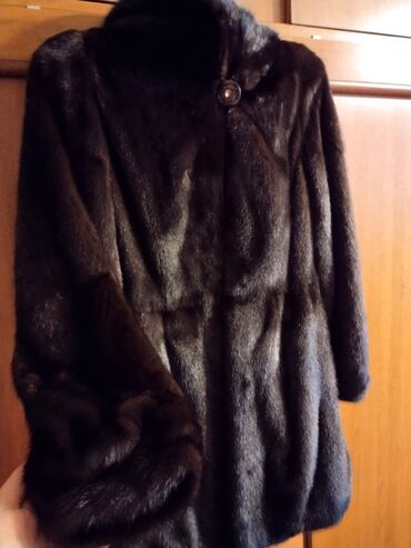 Kürklər: Şuba. Təmiz norkadir. Qiymətdə razılaşmaq da olar. Papagi ve cibleride — 9