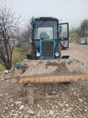 Traktorlar: Belarus 82.1 traktor – ön bıçaqlı (buldozer tipli) Xüsusiyyətlər: - — 4