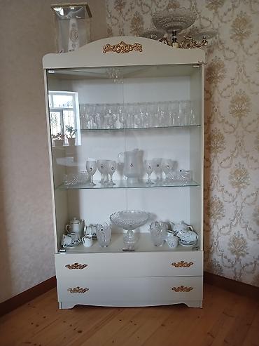 parca dolablar: Ağ rəngli, klassik üslubda vitrin-bufet - Material: MDF/taxta korpus — 1