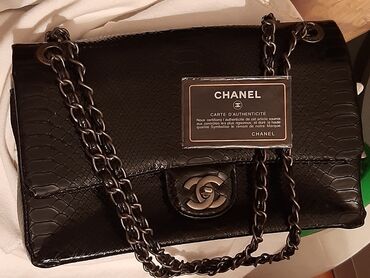 çiyinə taxma çantalar: Chanel çanta. 17azn