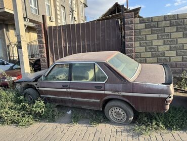 сиденья рекаро бмв е34: Седан BMW E28, окрашенный в бордовый цвет, является классическим