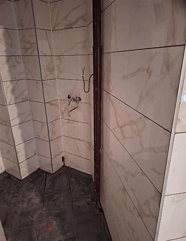 Građevinarstvo i rekonstrukcija: Profesionalni keramičar radi postavljanje svih vrsta pločica oblaganje — 9