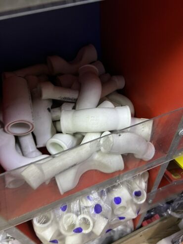 фитинги для пластиковых труб: Угольник (45°, 90°), Пластик