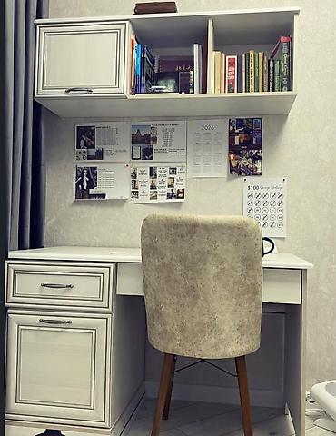 Ofis dəst mebeli: Embawood dəstidir. 3ü bir arada : Yazı masası, Komod, Kitab rəfi. Real — 5
