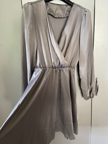 нарядное платье на запах: Платье серебристого цвета отлично смотритсяс длинным рукавом на