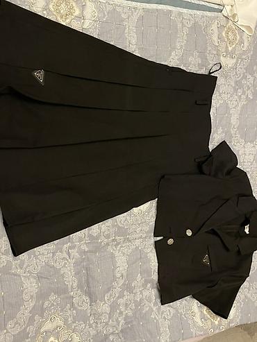 prada milano qiymeti: Qara 2 hissəli dəst – qısa pencək və qatlardakı ətək. - Rəng: klassik — 1