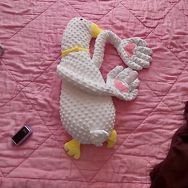 solon maları: Qucaqlanan ördək formasında yumşaq oyuncaqlı yastıq - Material — 4