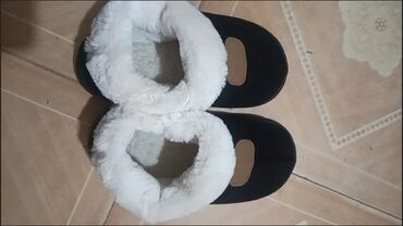 барсетка кожаные: -угги с мехом - Модель: закрытые тёплые тапочки-угги - Цвет верха