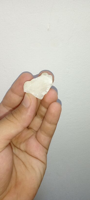 Gəmi modelləri: Əldə saxlanılan, qeyri-şəffaf, ağ rəngli, bərk mineral parça. Bu