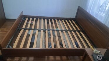 офисные мебели: Классическая кровать с прочным деревянным каркасом и ортопедическими