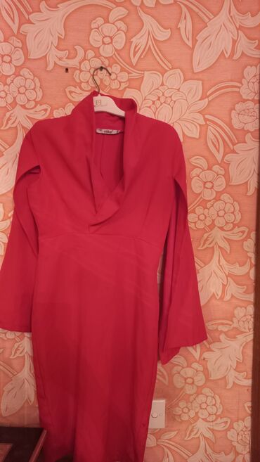 красивые платья на прокат в баку: Qadın geyim dəsti – 4 fərqli model 1) Qırmızı paltar (etikə brendi) -