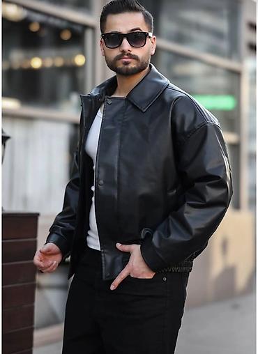 ust geyimləri: Kişi üçün qara dəri görünümlü qısa model gödəkçə - Material: parlaq — 3