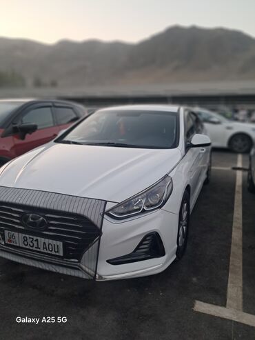подшипник соната: Белый седан Hyundai, оснащенный элегантными фарами и характерной