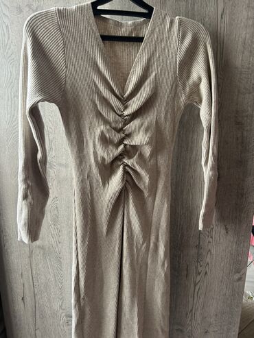 вязаное платье горчичного цвета: Платье трикотажное в рубчик, бежевое. - Материал: эластичный