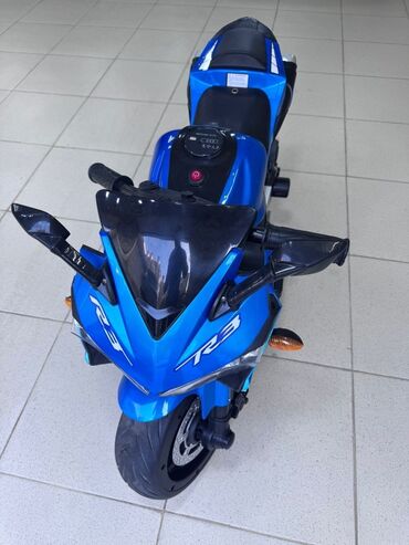 Mavi rəngli, uşaqlar üçün nəzərdə tutulmuş elektrik motosiklet. "R3"