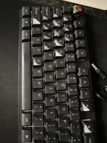 Klaviaturalar: 1 ci şəkildə iki set var maus klaviatura 1 ci olan ağ klaviatura və — 2