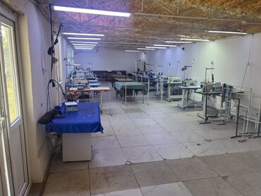 помещение для швейного цеха: Швейный цех арендага берилет. Площадь 120кв м + проживание 2 комната+