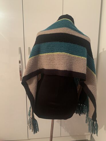 Другая женская одежда: Продаётся шерстяной вязаный палантин с карманами, стильный, очень at lalafo.kg — 7 Другая женская одежда: Продаётся шерстяной вязаный палантин с карманами, стильный, очень — 7