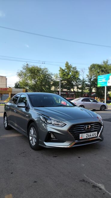 соната цена: Современный седан Hyundai Sonata в сером цвете, отличающийся