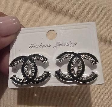 alp crystal swarovski: Mindjuše CC znak sa cirkonima, zlatne boje, bizuterija. Kao chanel — 7