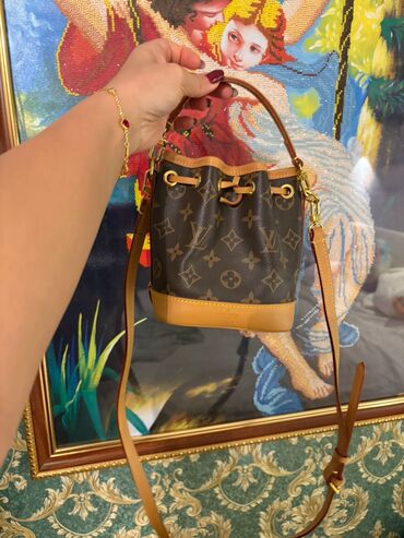 miu miu eynek: Əl çantası, Louis Vuitton, Yeni