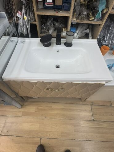 hamam seti: Ağ rəngli keramika materialından hazırlanmış, quraşdırılmış lavabo və