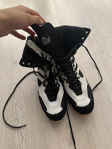 Krasofkalar və idman ayaqqabıları: Adidas boks ayaqqabıları

3 gun geynlb teptezedir cox ucuz qoylb — 1