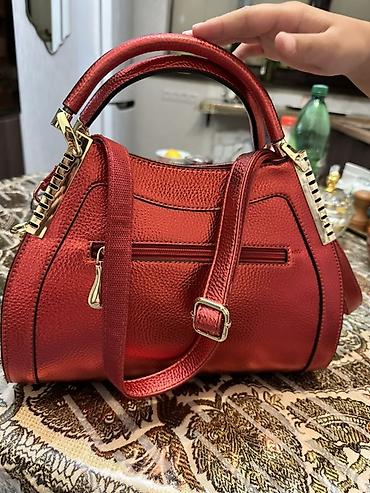 marc jacobs: Женская сумка в насыщенном красном цвете с декоративной передней — 6