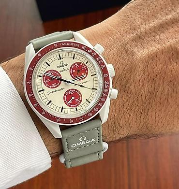 Omega x Swatch Speedmaster MoonSwatch dizaynlı qol saatı. Saat krem