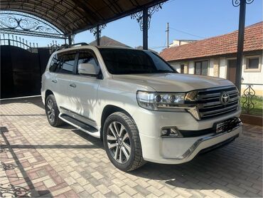 Toyota: Белый внедорожник Toyota Land Cruiser с хромированной решеткой