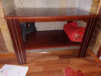 стол для телевизора: Продаю тумбу под телевизор или использовать как стол в комнате! Торг