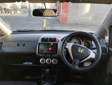 Honda: Honda Fit: 2006 г., 1.3 л, Вариатор, Бензин, Седан