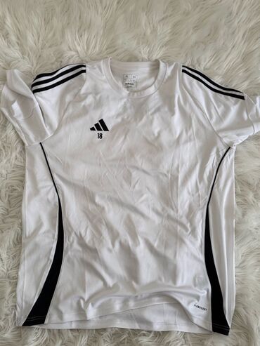Nərdlər: Ağ rəngli, qısaqol, unisex idman köynəyi. Qarşısında Adidas loqosu