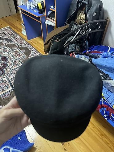 kurtka modelleri kisi: Qara kepka – klassik “newsboy/şlyapa” tərzi - Rəng: tam qara - — 1