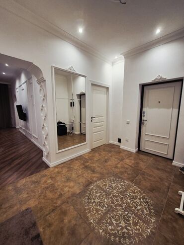 Uzunmüddətli kirayə mənzillər: SATILIR. Tibb universitetinin yani. 2 otagli 65 kv m. Mertebe 15/18 — 2