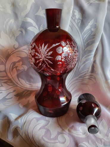 Čaše: Flasa kristal,rubin boje za zestoko pice. 60,70te. Flasa — 12