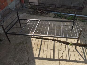 element sa sudoperom: Metalni krevet za jednu osobu, jednostavne konstrukcije sa rešetkastom
