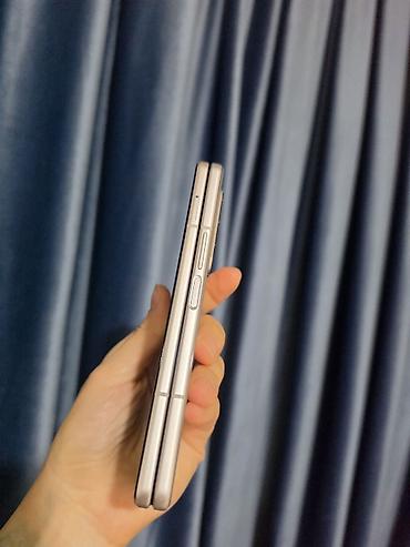120 fps veren ucuz telefonlar: Samsung Galaxy Z Flip 3 5G, rəng - Qızılı, Barmaq izi — 4