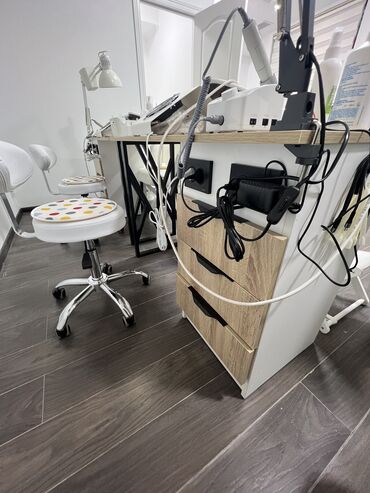 Другое оборудование для салонов красоты: Маникюрный стол Полки под лаки Лабораторный шкаф Шкаф под сухожар — 2