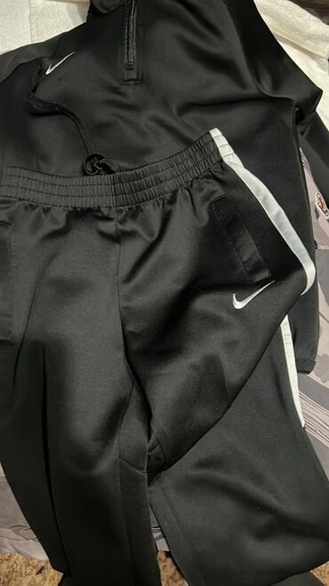 найк теч флиск: Спортивный костюм Nike для активного образа жизни. В комплект входят