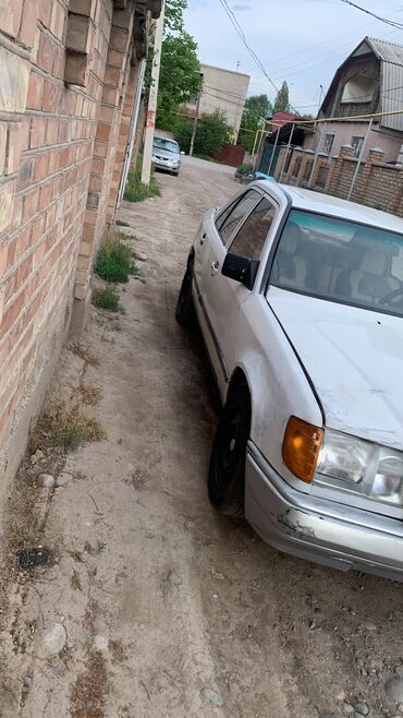 левый: Mercedes-Benz W124: 1988 г., 2 л, Механика, Дизель, Седан
