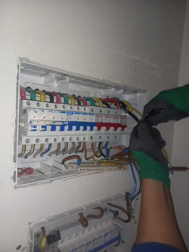 Электрики, электромонтажники: Электрик. Больше 6 лет опыта — 11