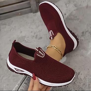 sinsay cipele ženske: Ženske slip-on patike, br. 39 - 40, u bordo boji - Prozračan pleteni — 1