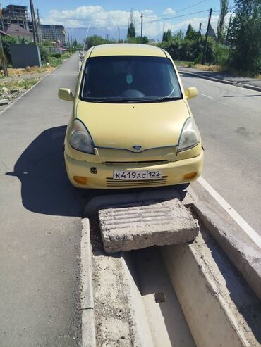 Toyota: Toyota Funcargo: 2000 г., 1.3 л, Автомат, Бензин, Седан