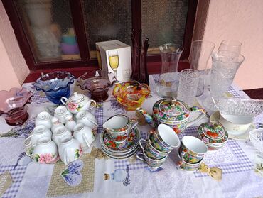 продаю посуду: Набор включает разнообразную стеклянную посуду, такую как вазы разных