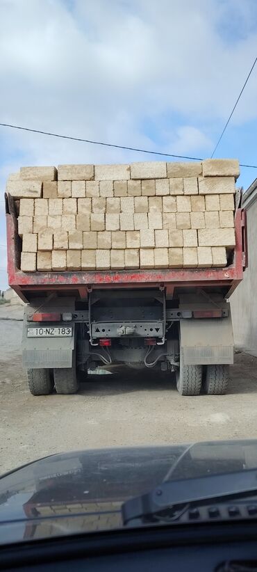 песок щебень цена: Məhsul: Təpə-daş (kubik) tikinti daşı - Material: Sarımtıl rəngli