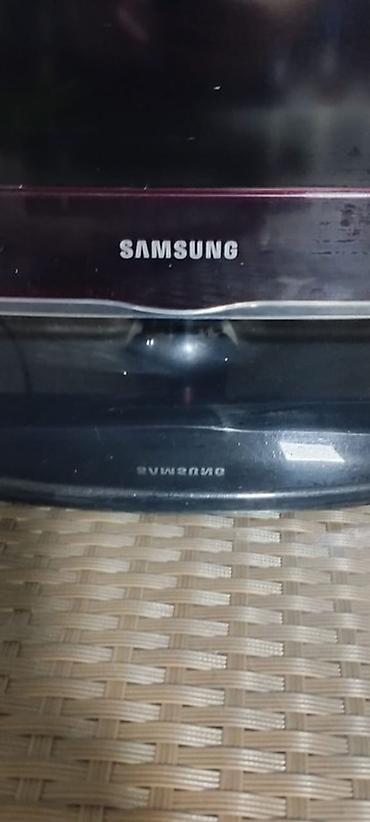 Телевизор Samsung с плоским экраном и настольной подставкой. Основные