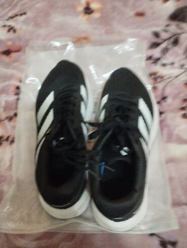 продаю в связи с переездом: Мужские кроссовки, 40, Adidas, Новый, цвет - Черный