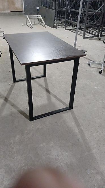 Metal karkaslı kvadrat masa - Üst hissə: ağac teksturalı laminat/MDF